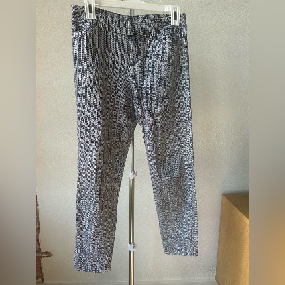 Old navy, pixie ankle, black and white chevron pattern
